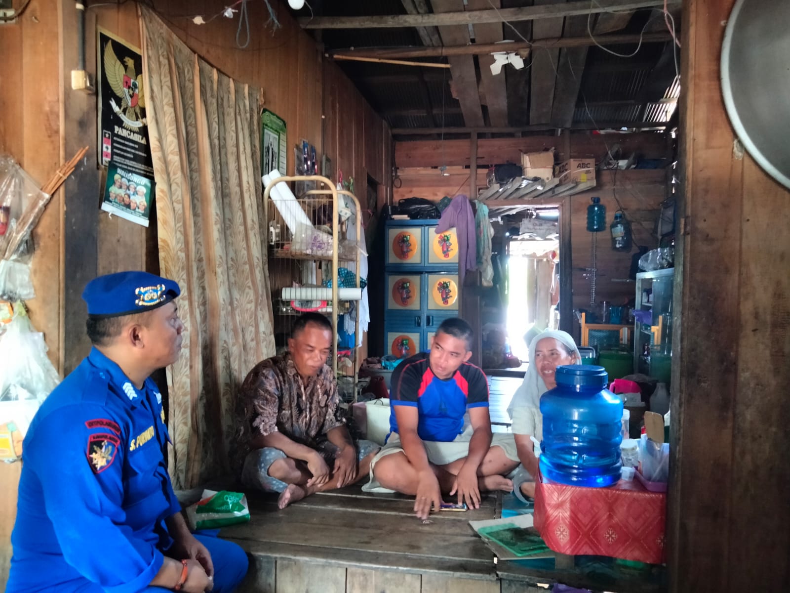 Serap Informasi Masyarakat Bantaran Sungai Mangkutup, Personel Ditpolairud Laksanakan Sambang