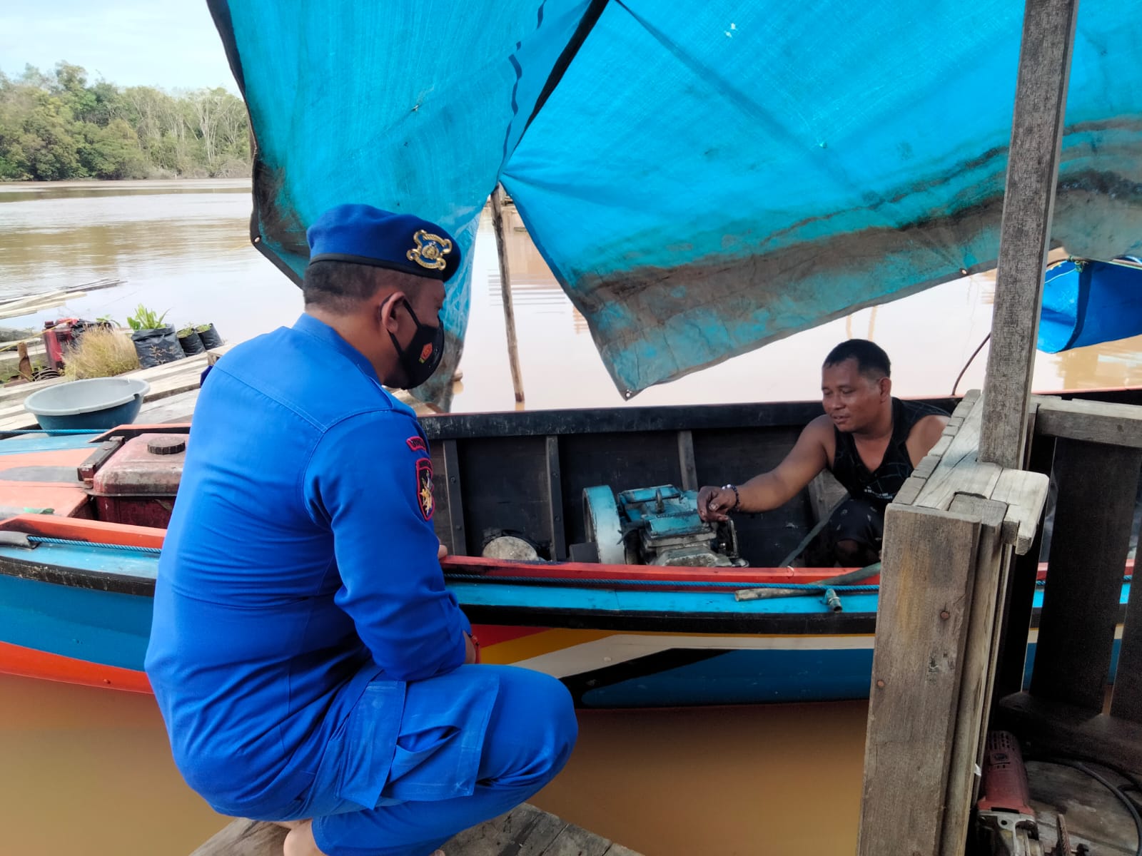 Serap Informasi Masyarakat Bantaran Sungai Mangkutup, Personel Ditpolairud Laksanakan Sambang