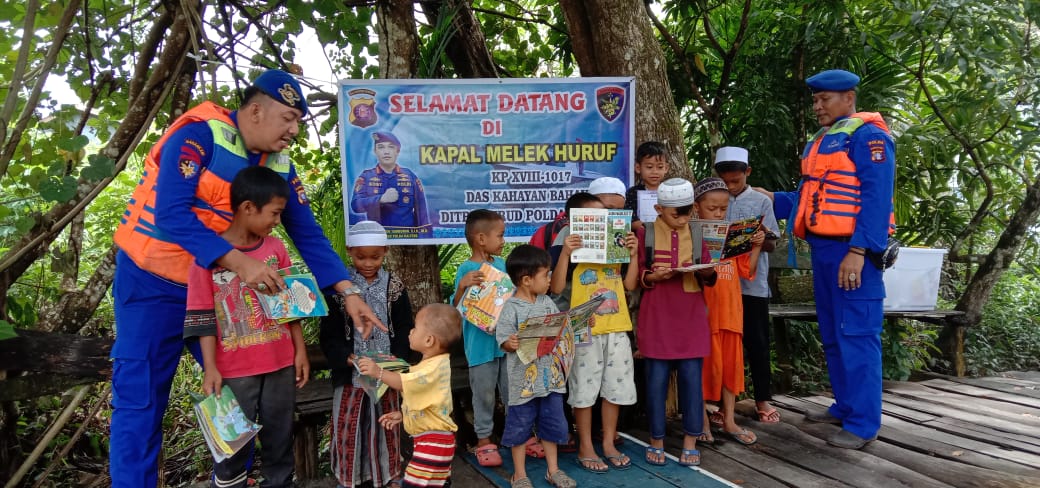 Kapal Melek Huruf KP XVIII - 1017 Ditpolairud Kunjungi Anak-anak Di Desa Sungai Rungun