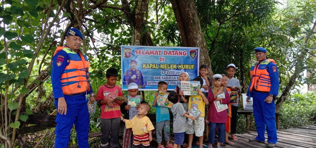 Kapal Melek Huruf KP XVIII - 1017 Ditpolairud Kunjungi Anak-anak Di Desa Sungai Rungun