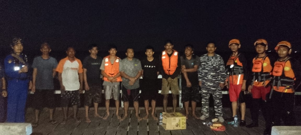 Kapal Tenggelam Diperairan Muara Sampit, KP XVIII-2006 Ditpolairud Beserta Tim Gabungan lakukan Evakuasi 