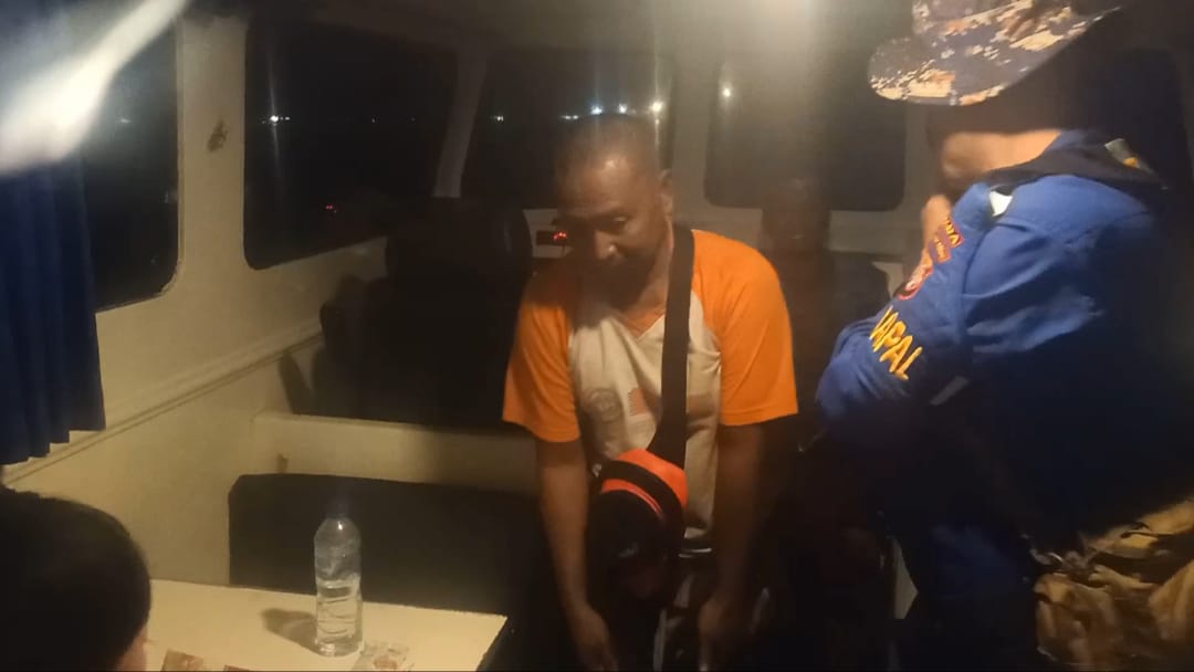 Kapal Tenggelam Diperairan Muara Sampit, KP XVIII-2006 Ditpolairud Beserta Tim Gabungan lakukan Evakuasi 