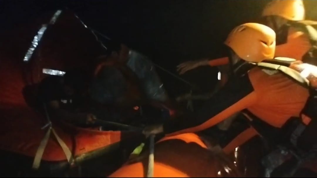 Kapal Tenggelam Diperairan Muara Sampit, KP XVIII-2006 Ditpolairud Beserta Tim Gabungan lakukan Evakuasi 