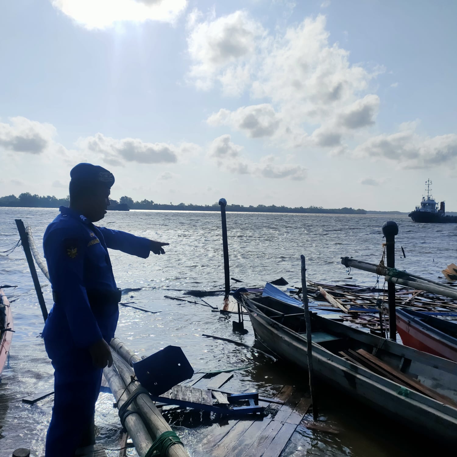 Tongkang Tabrak Pemukiman Warga Pagatan, Ditpolairud Lakukan TPTKP