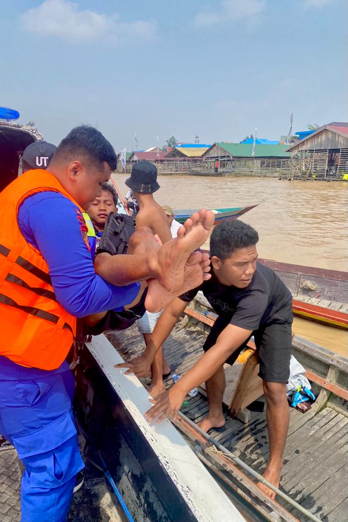 Personel Ditpolairud Evakuasi Korban Kecelakaan Balap Ketinting Di Das Kahayan