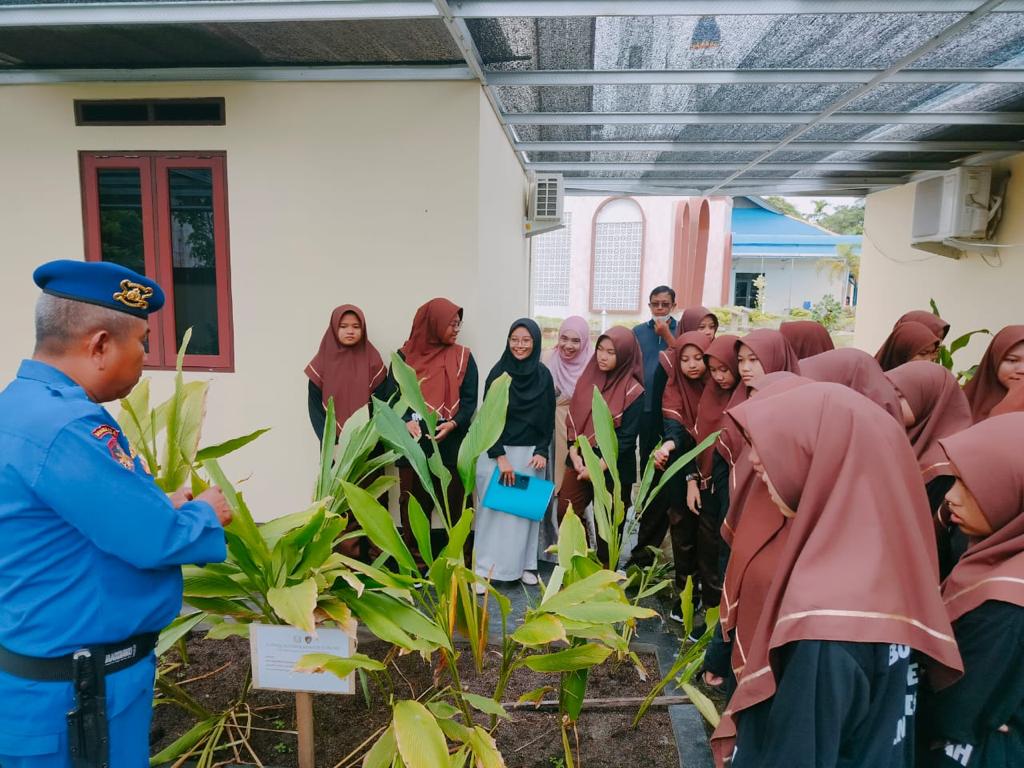 Mendapat Kunjungan Pelajar SMP Islam Terpadu Arafah Sampit, Personel Ditpolairud Jelaskan Hal Ini