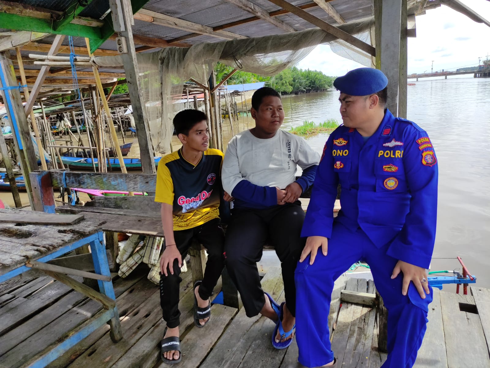 Personel Ditpolairud Gencarkan Ajakan Pemilu Damai Kepada Masyarakat Das Kumai