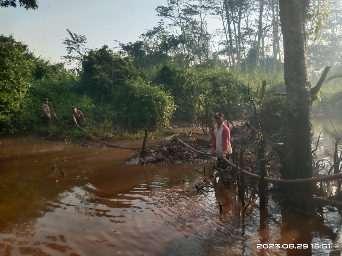 Cegah Kebakaran Semakin Meluas  Di Wilayah Sebangau, Personel Ditpolairud Bersama TNI Dan Masyarakat Padamkan Api 