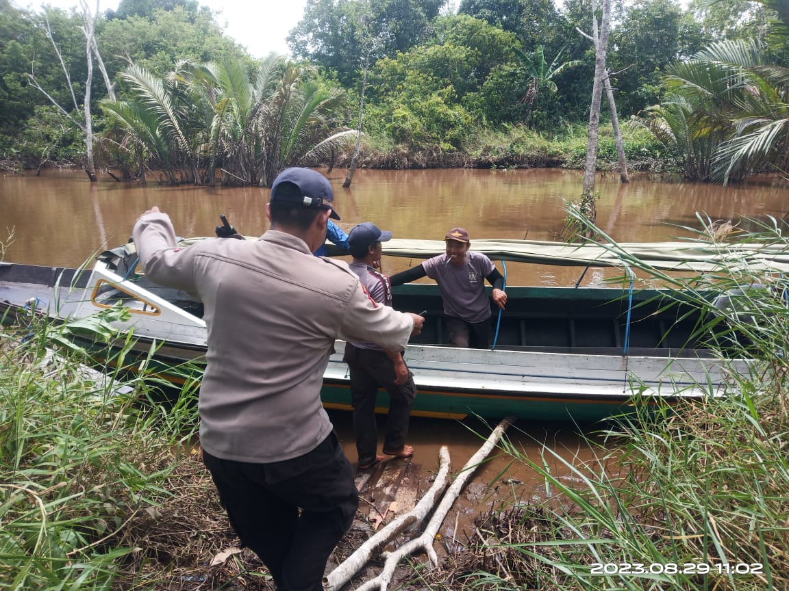 Cegah Kebakaran Semakin Meluas  Di Wilayah Sebangau, Personel Ditpolairud Bersama TNI Dan Masyarakat Padamkan Api 