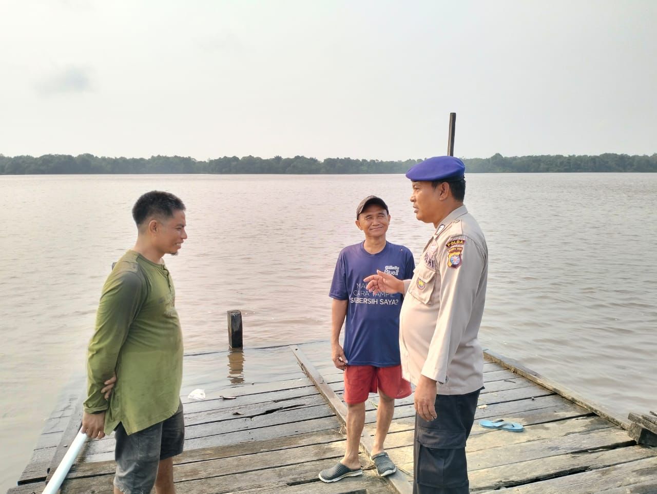 Waspadai Buaya, Personel Ditpolairud Imbau Masyarakat Bantaran Sungai Mentaya Lakukan Hal Ini