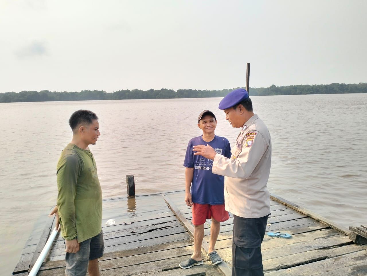 Waspadai Buaya, Personel Ditpolairud Imbau Masyarakat Bantaran Sungai Mentaya Lakukan Hal Ini