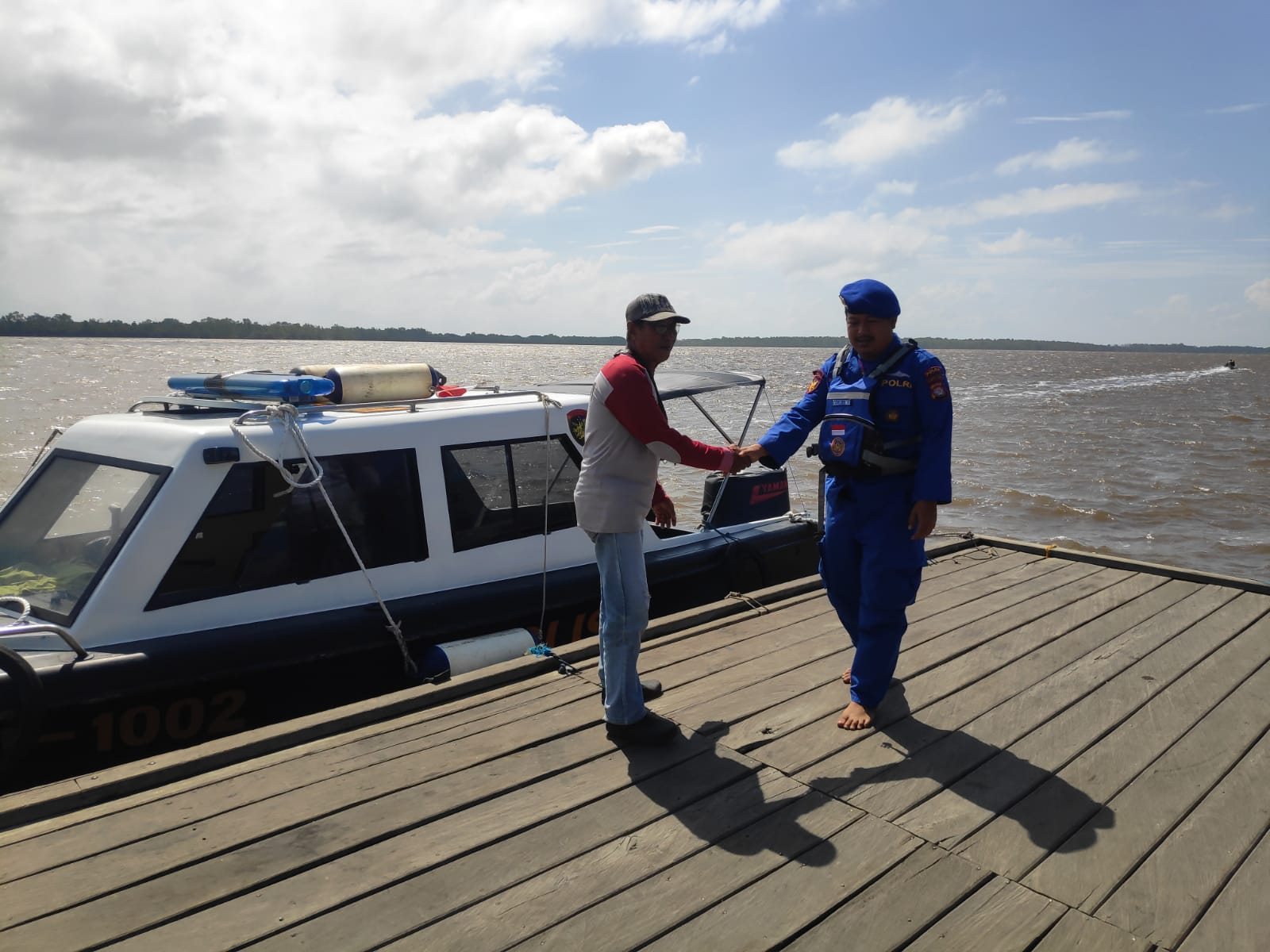 Personel Ditpolairud Sambangi Warga Pesisir Desa Pegatan Guna Jalin Silatuhrahmi Dengan Masyarakat