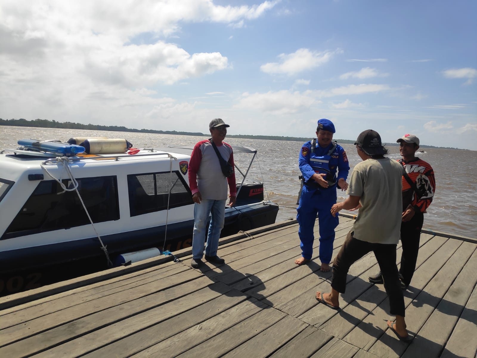 Personel Ditpolairud Sambangi Warga Pesisir Desa Pegatan Guna Jalin Silatuhrahmi Dengan Masyarakat