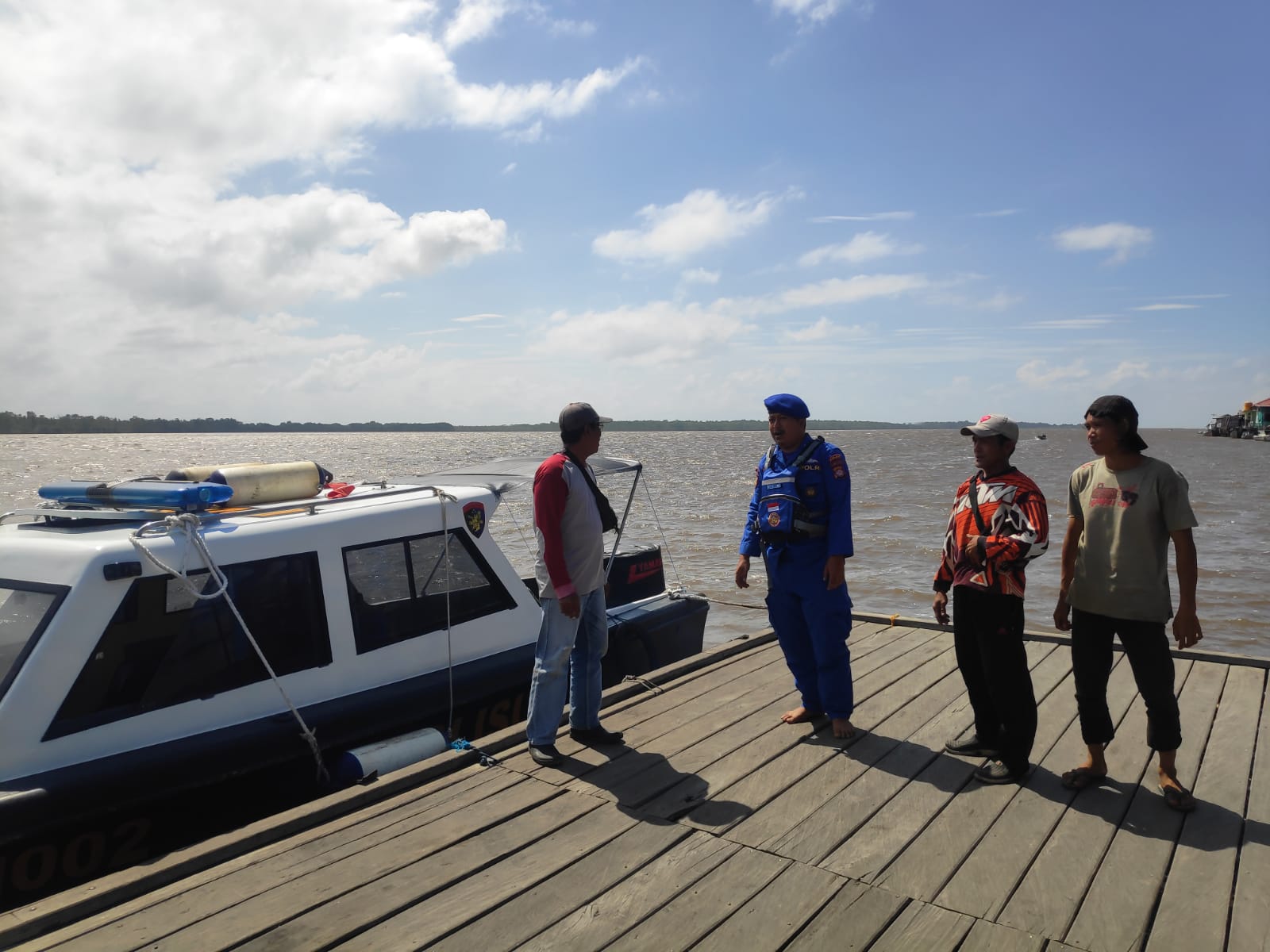 Personel Ditpolairud Sambangi Warga Pesisir Desa Pegatan Guna Jalin Silatuhrahmi Dengan Masyarakat