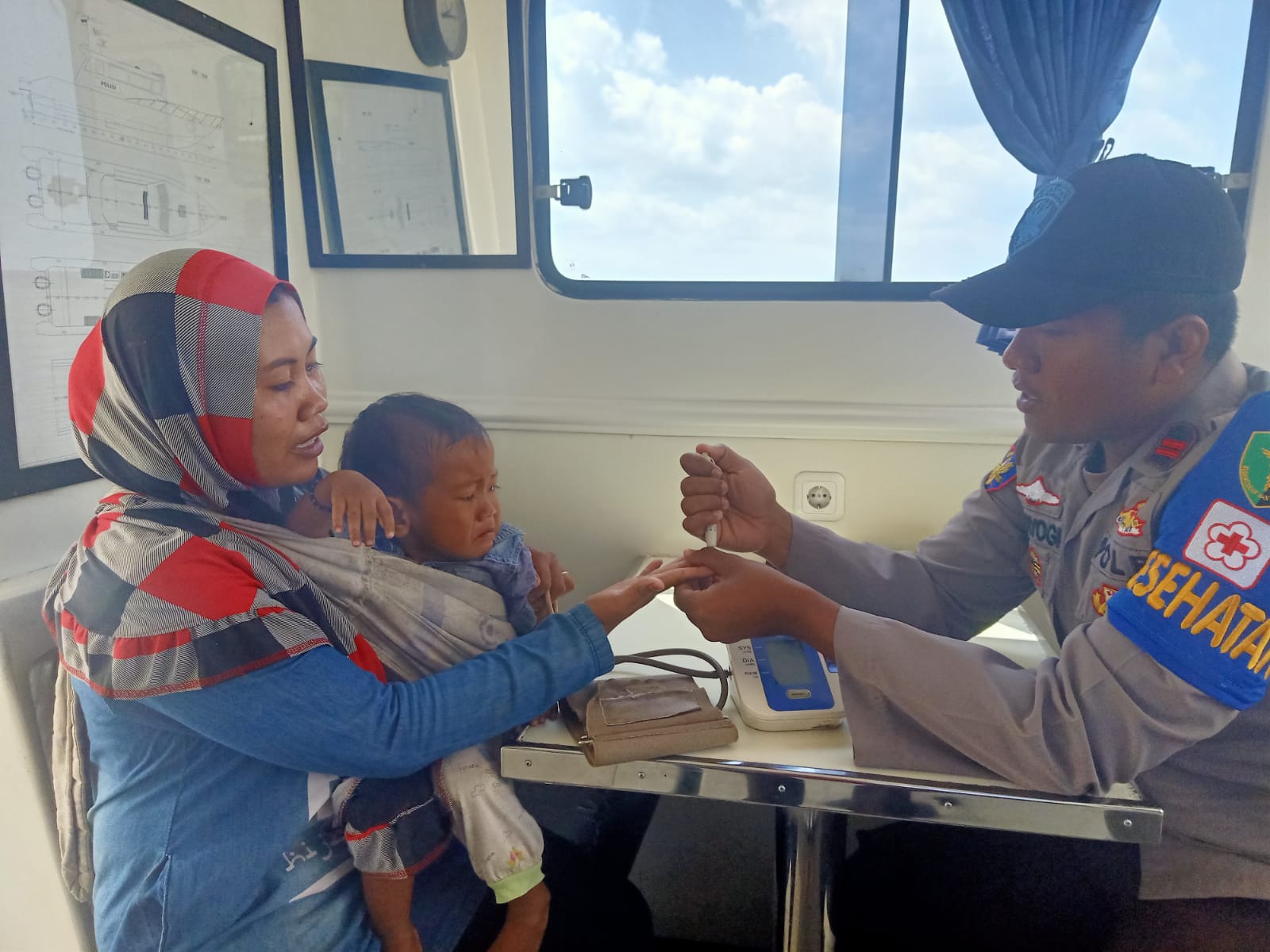 Lewat Perpustakaan Dan Klinik Terapung, Kapal Ditpolairud Cerdaskan Dan Sehatkan Masyarakat