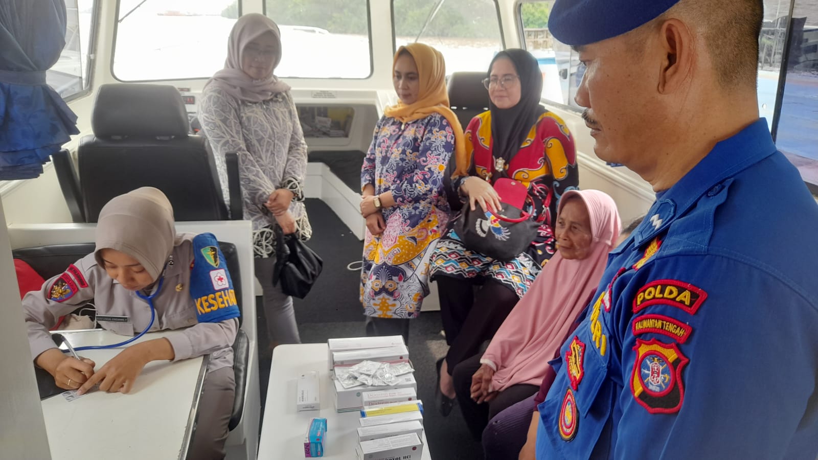 Lewat Perpustakaan Dan Klinik Terapung, Kapal Ditpolairud Cerdaskan Dan Sehatkan Masyarakat