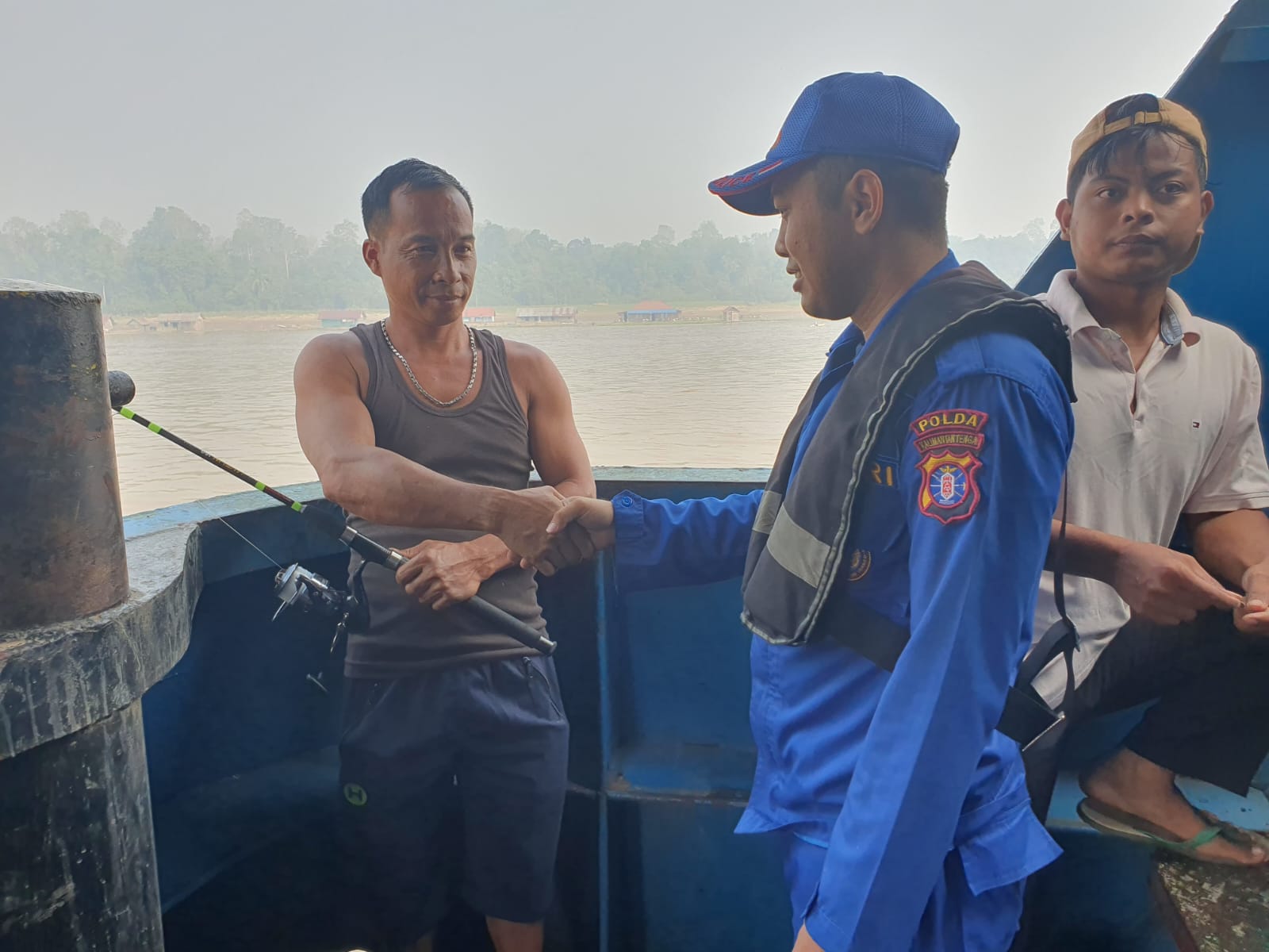 Cegah Aksi Ilegal Fishing, Personel KP XVIII 2001 Ditpolairud Berikan Edukasi kepada Crew Kapal