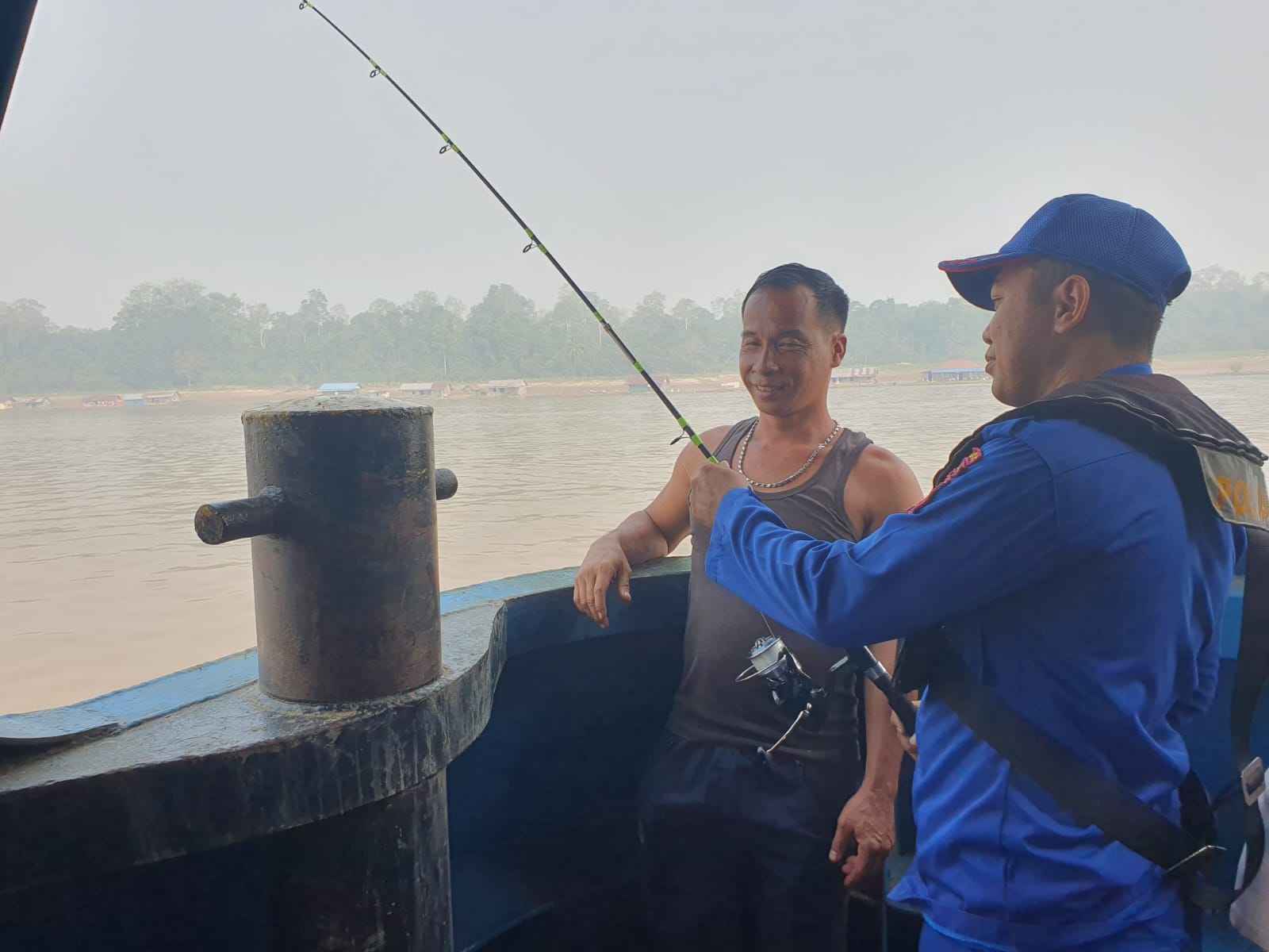 Cegah Aksi Ilegal Fishing, Personel KP XVIII 2001 Ditpolairud Berikan Edukasi kepada Crew Kapal