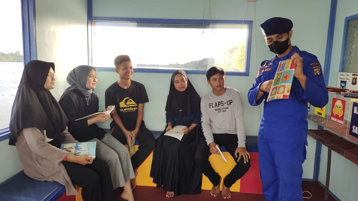 Personel Ditpolairud Lakukan Pendampingan Kepada Para Pelajar