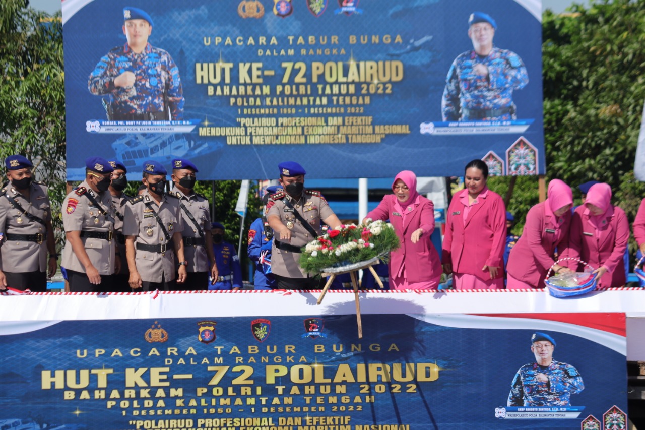 KBP Boby Pimpin Upacara Tabur Bunga Di Dermaga Ditpolairud Polda Kalteng