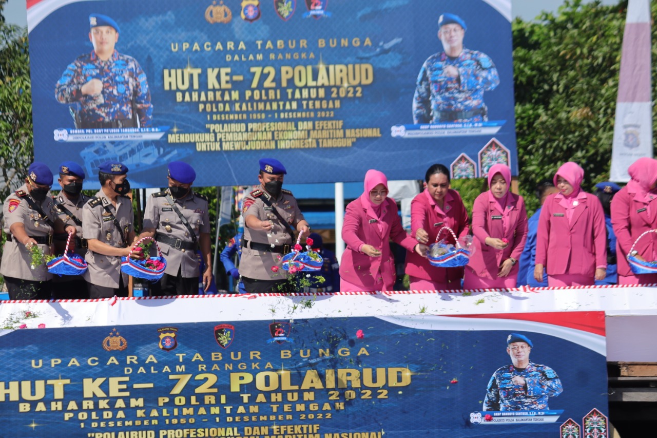 KBP Boby Pimpin Upacara Tabur Bunga Di Dermaga Ditpolairud Polda Kalteng