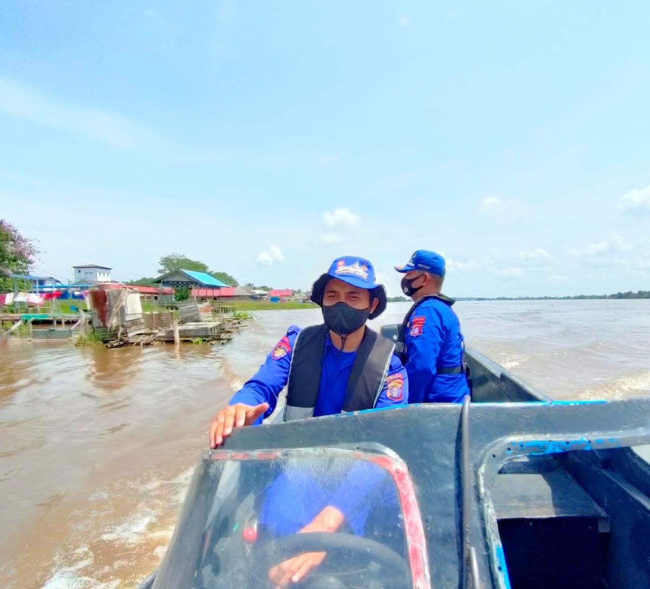 Pastikan Perairan Aman Dan Kondusif, Personel Ditpolairud Sambangi Crew Kapal