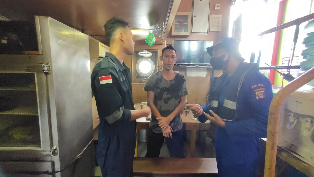 Pastikan Perairan Aman Dan Kondusif, Personel Ditpolairud Sambangi Crew Kapal