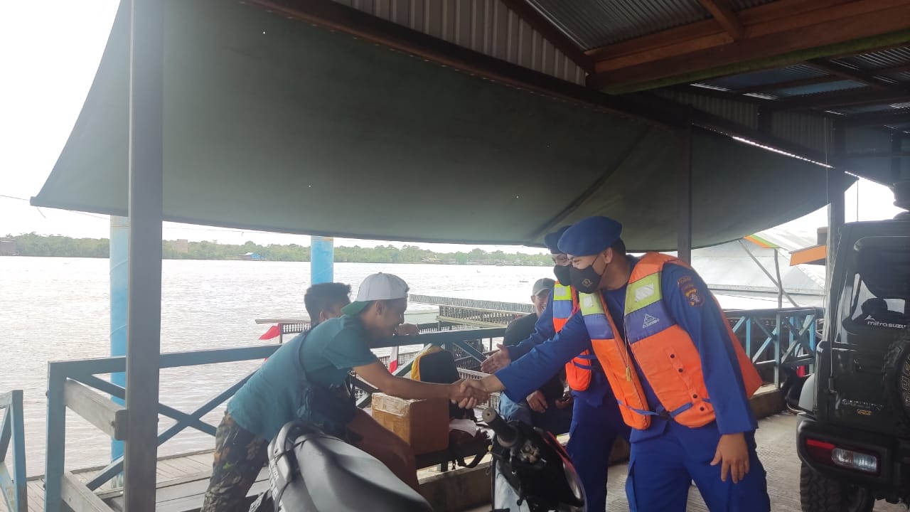 Sambang Warga Desa Sei Gohong Pulang Pisau, Personel Ditpolairud Sisipkan Pesan Kamtibmas