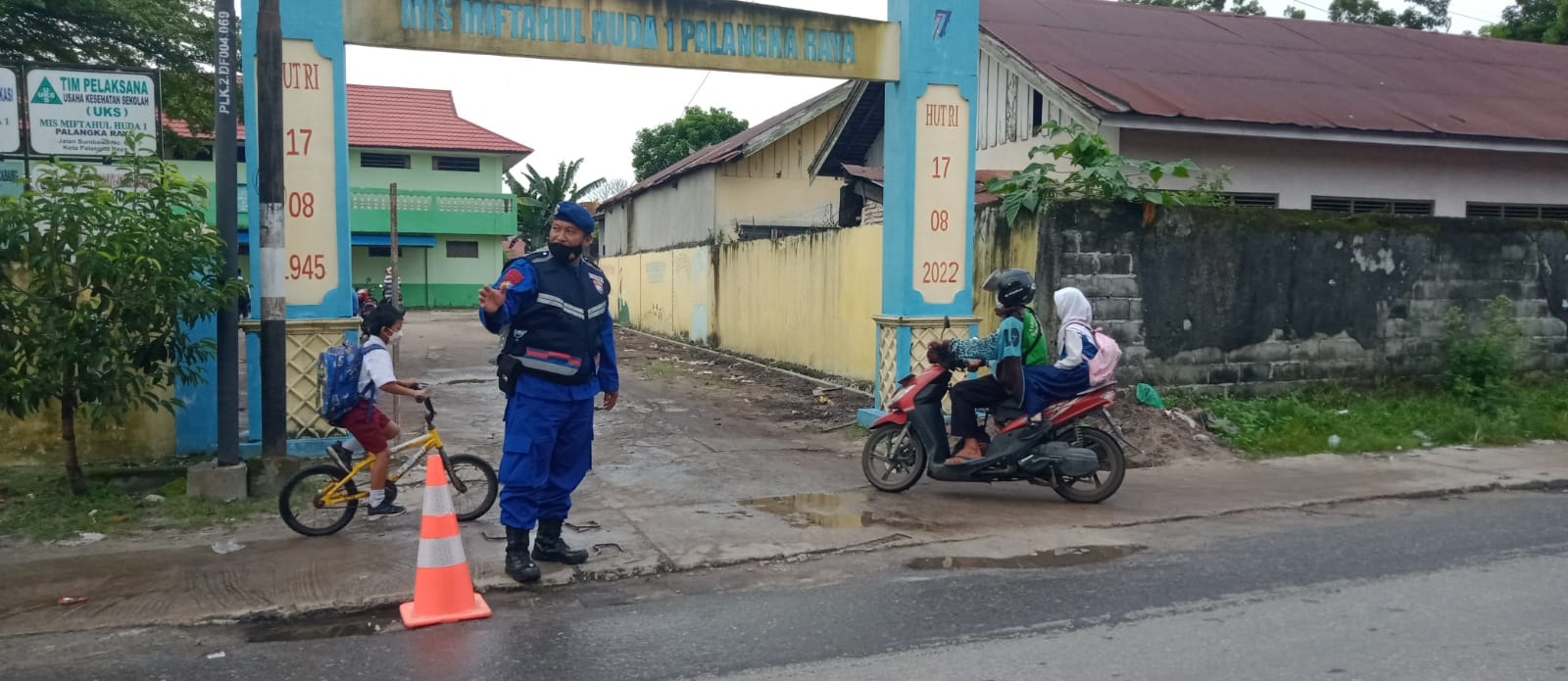 Pastikan Pelajar Aman, Ditpolairud Polda Kalteng Laksanakan Gatur Lalu Lintas