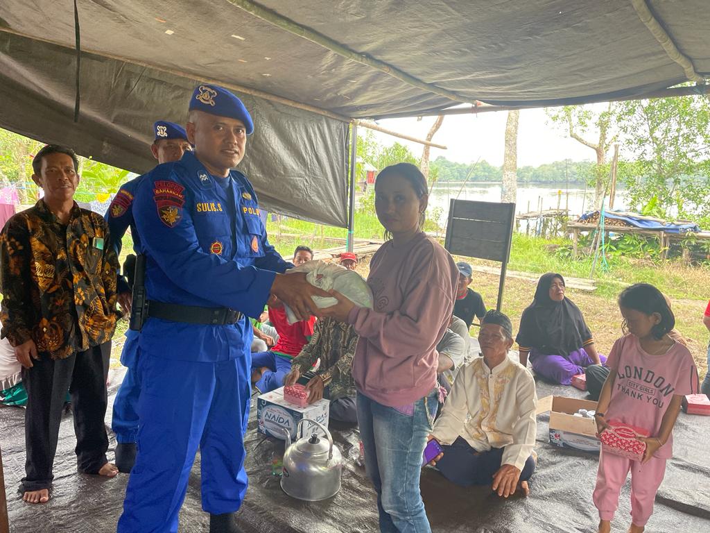 Ditpolairud Berikan Bansos Warga Bantaran Sungai Mentaya Serta Sampaikan Himbauan Kamtibmas