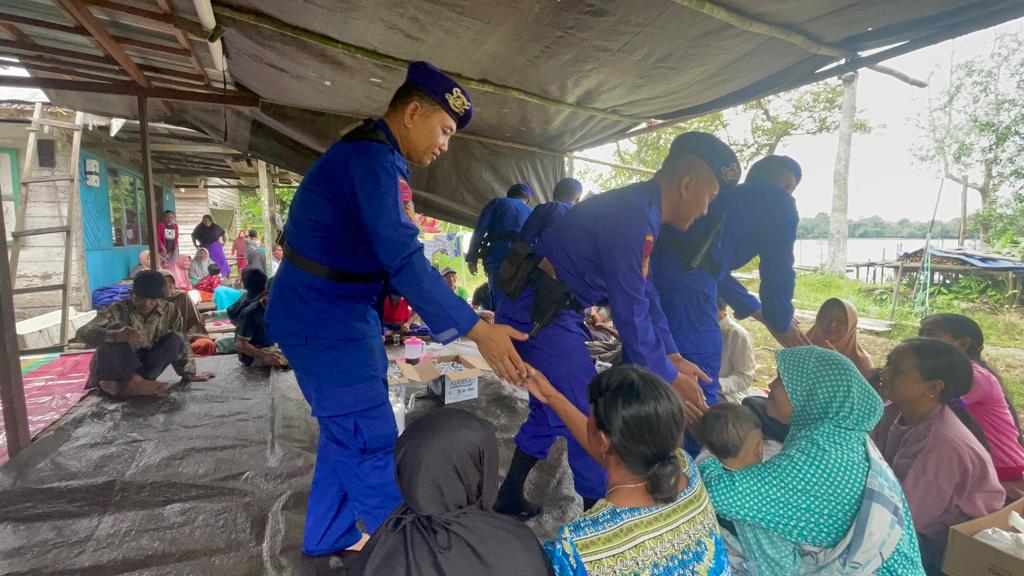 Ditpolairud Berikan Bansos Warga Bantaran Sungai Mentaya Serta Sampaikan Himbauan Kamtibmas