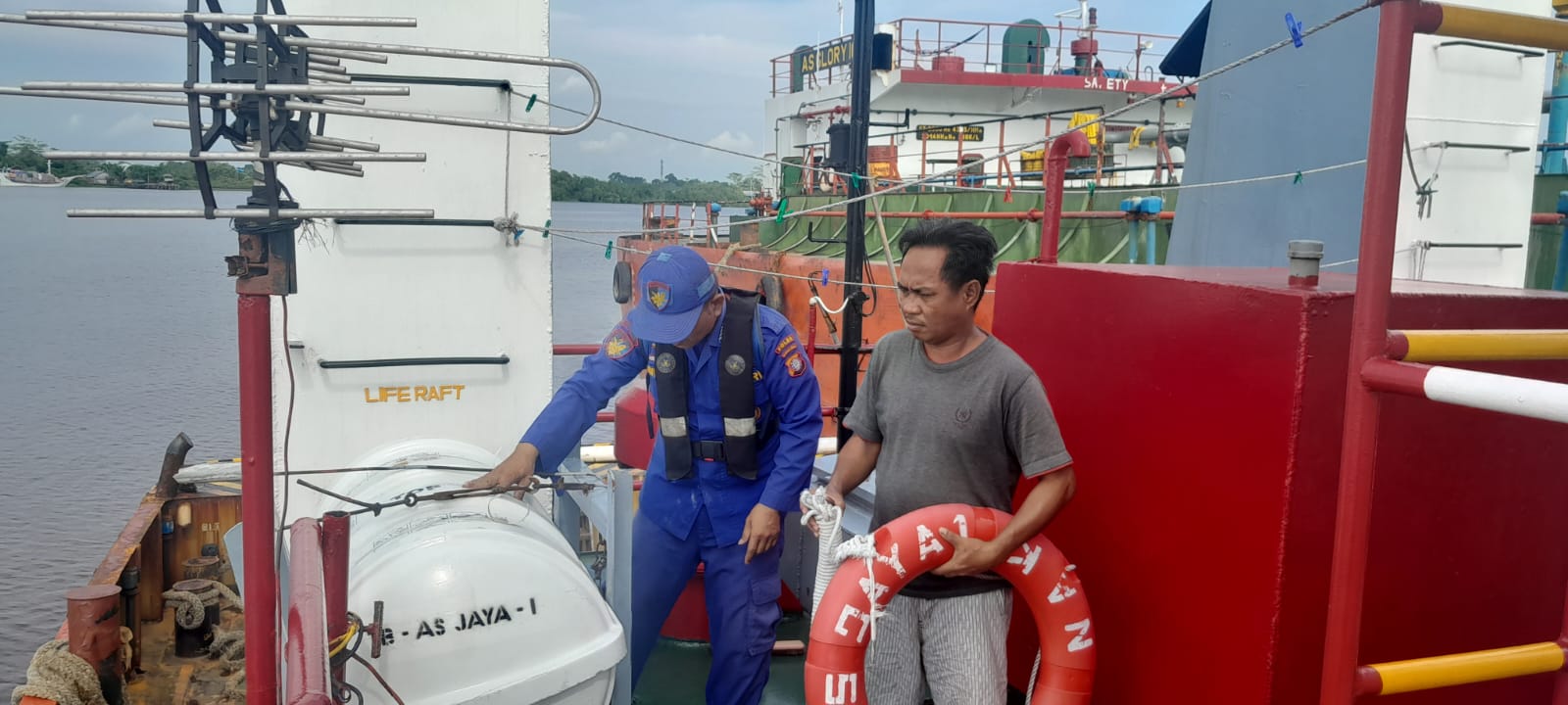 Pastikan Pelayaran Kondusif, Ditpolairud Cek Alat Navigasi dan Alat Keselamatan Diatas Kapal