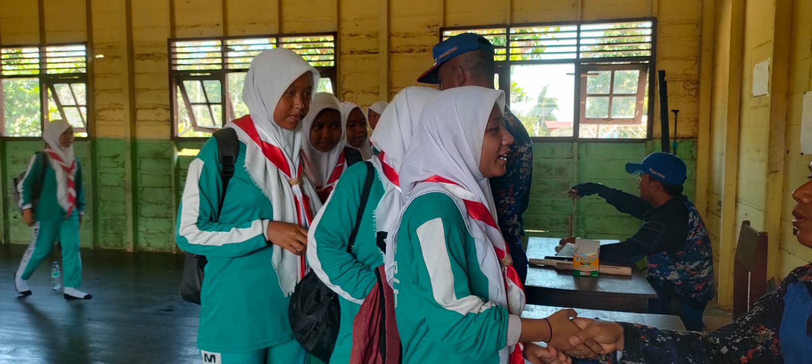 Personel Ditpolairud Berikan Materi Pembinaan Karakter Siswa di SMKN 1 Hanaut