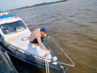 Optimalkan Fungsi Sarana Apung Dinas, ABK KP XVIII-1005 Bersihkan dan Cek Kondisi Kapal Secara Rutin.