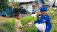 Ramadhan Bulan Penuh Berkah, Ditpolairud Bagikan Takjil Pada Masyarakat Das Barito