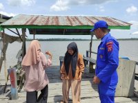 Ditpolairud Sosialisasikan Pemilu Damai Kepada Masyarakat Pesisir Kumai