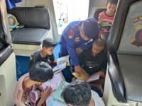 Antusias Anak - Anak Bantaran Sungai Bermain dan belajar dikapal patroli polisi KP XVIII-2002