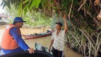 Antisipasi Terjadinya Laka Laut akibat Cuaca Ekstream Personil Ditpolairud Sambangi Nelayan Di Pulang Pisau