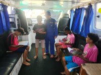 Perpustakaan Terapung KPXVIII 2001 Ditpolairud Terus Berikan Pelayanan Terbaik Untuk Masyarakat Barito