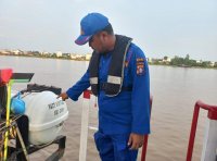 Lakukan Upaya Preventif, Personel KP XVIII 2001 Ditpolairud Cek Kapal Yang Melintasi Sungai Barito