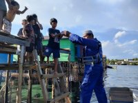 Semarak Ramadhan, Ditpolairud Polda Kalteng Berbagi Takjil di Desa Terpencil