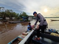 Jumat Berkah, Ditpolairud Bagikan Takjil Kepada Masyarakat Bantaran Sungai Mangkutup