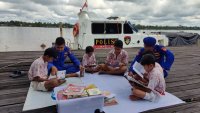 Kapal Melek Huruf Ditpolairud Polda Kalteng Ramai Dikunjungi Pelajar