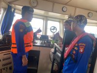 Pastikan Pelayaran Das Barito Aman, Personel Ditpolairud Berikan Pemahaman Bahaya Narkoba