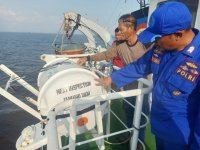 Wujudkan Perairan Kalteng Kondusif, Personel KP XVIII-2006 Ditpolairud Periksa Legalitas Kapal Melintas Das Mentaya