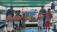 Kapal Melek Huruf Ditpolairud Kunjungi Anak-Anak Bantaran Sungai Arut