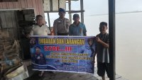 Personel Ditpolairud Imbau Masyarakat Pesisir, Agar Tidak Membuang Sampah Ke Sungai