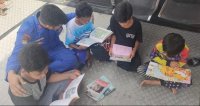 Bangkitkan Semangat Baca , Personel Kapal XVIII-2002 Ditpolairud Ajak Anak Bantaran Sungai Membaca Buku Di Kapal