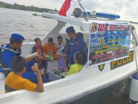 Buat Anak-Anak Ceria, KMH Kapal Polisi Ditpolairud Kembali Hadir Berikan Fasilitas Belajar