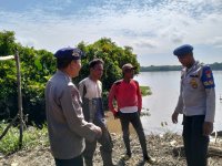 Personel Ditpolairud Berikan Sosialisasi UU No. 45 Tahun 2009 tentang Perikanan Pada Masyarakat Bantaran Sungai Mentaya